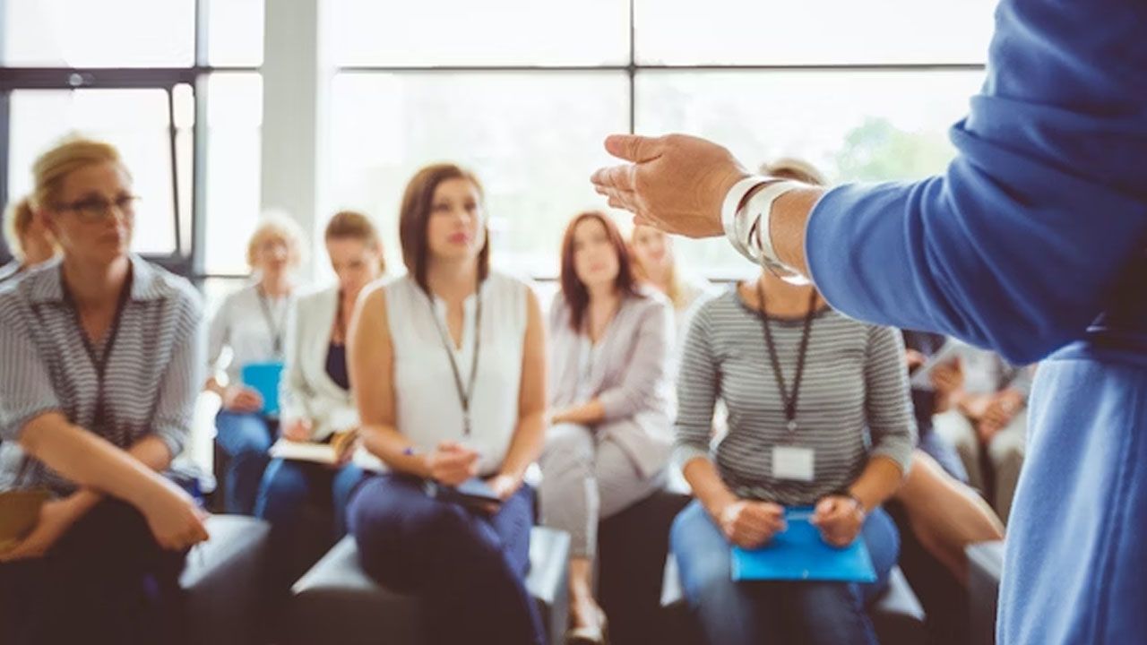 Bài toán tối ưu chi phí vận hành: Tại sao thuê Agency Booking trọn gói giúp doanh nghiệp tiết kiệm hơn tự vận hành In-house?