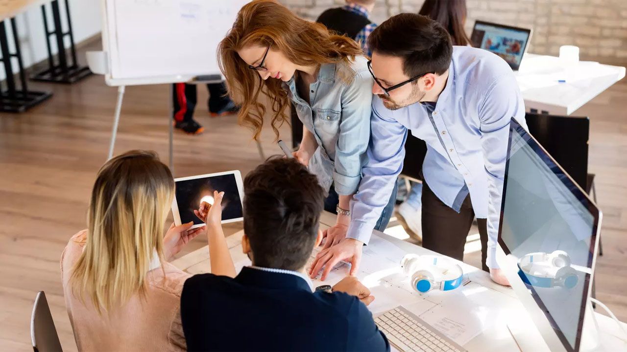 Nên tự tuyển dụng đội ngũ Marketing In-house hay thuê phòng Marketing ngoài?